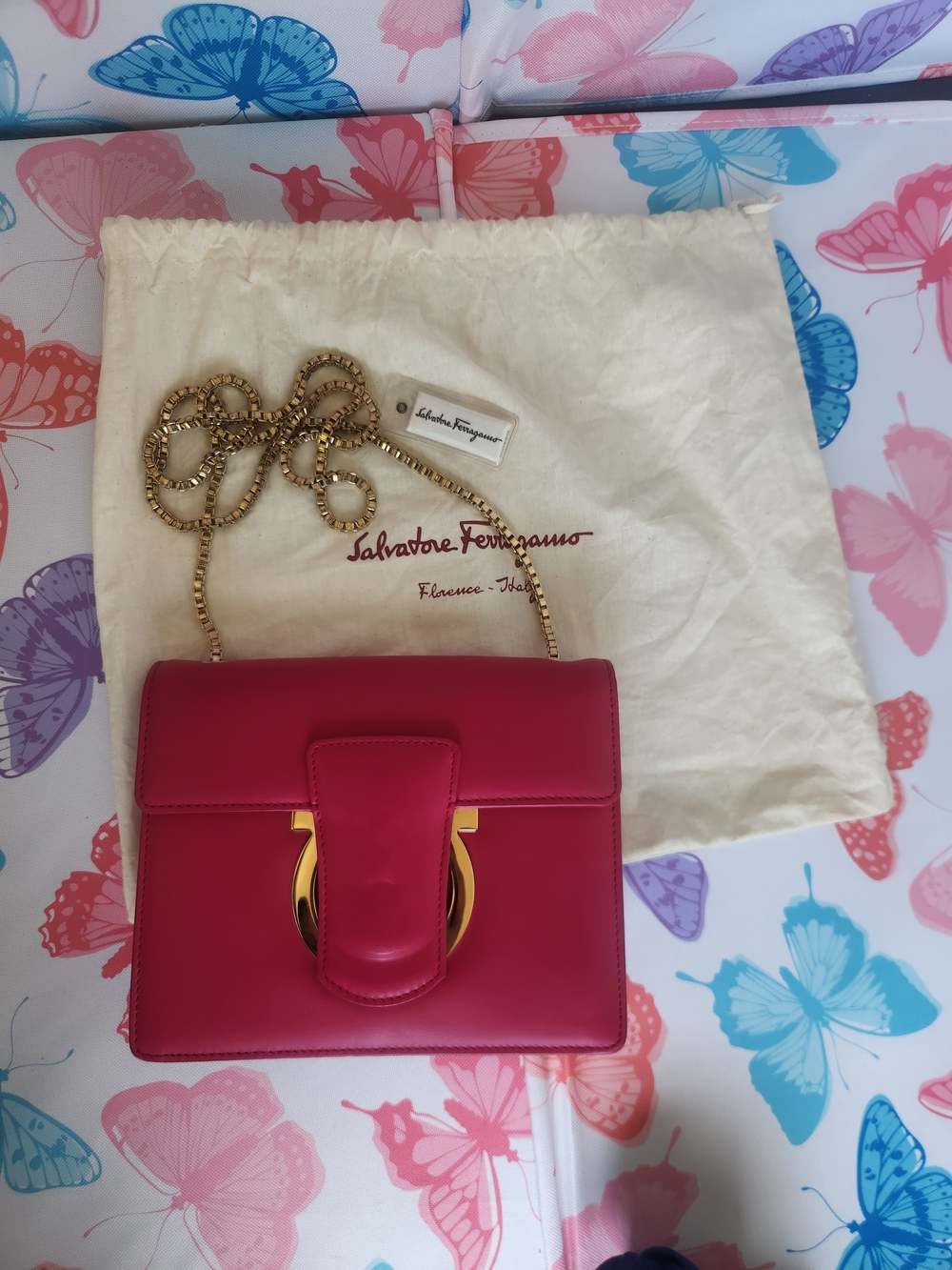 Salvatore Ferragamo Hot Pink Leather Shoulder Bag with Gold Chain - Picture 2 of 14